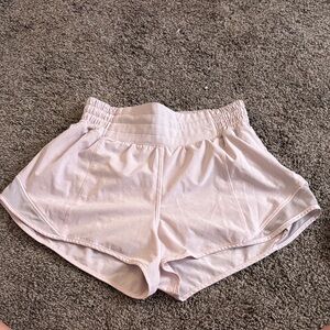 Lululemon Athletica Strawberry Milkshake Hottie Hot High-Rise lined short 2.5"